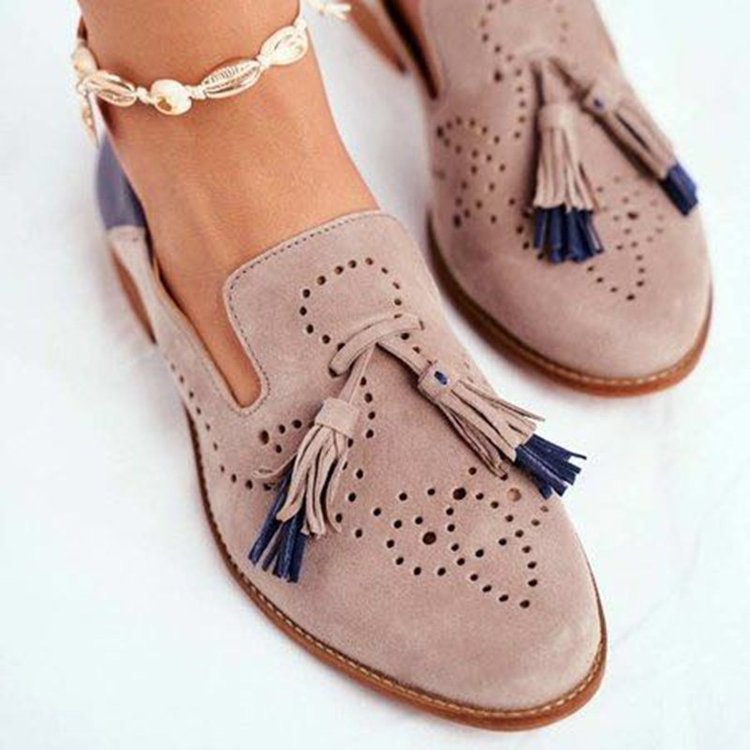 Damen Modische Slipper mit eleganten Quasten und perforiertem Design EB