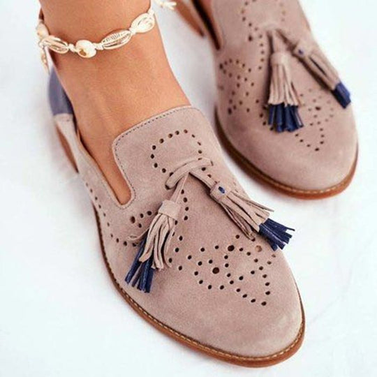 Damen Modische Slipper mit eleganten Quasten und perforiertem Design EB
