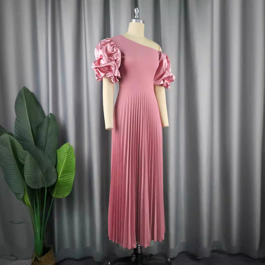 Damen Plissiertes Maxikleid mit asymmetrischem Oberteil und voluminösen Puffärmeln EB