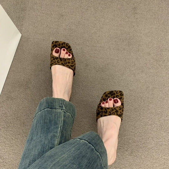 Damen Komfortable Slipper mit breitem Riemen und leichtem Absatz EB