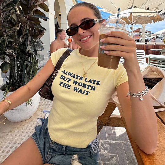 Damen Kurzes Statement T-Shirt mit Rundhalsausschnitt EB