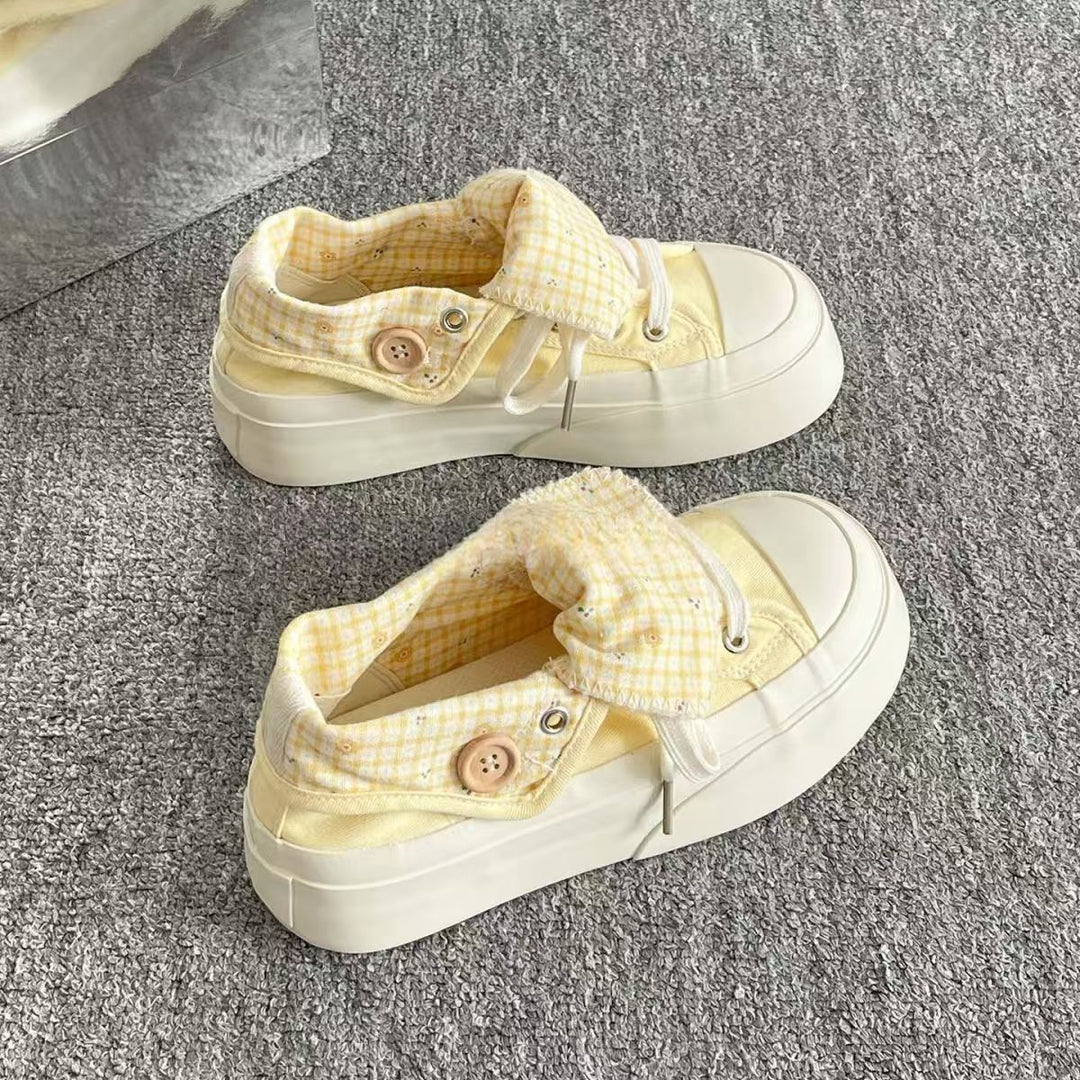 Damen Modische Sneakers mit besonderen Knopf-Details und verspieltem Karomuster EB
