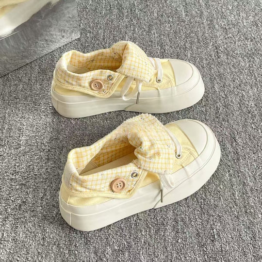Damen Modische Sneakers mit besonderen Knopf-Details und verspieltem Karomuster EB