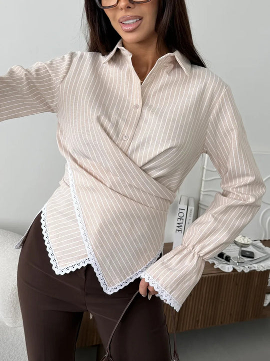 Damen nan taillierte Wickelbluse mit Spitzenrand und feinen Längsstreifen EB