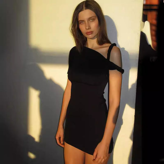 Damen Figurbetontes Minikleid mit asymmetrischem Trägerdesign EB