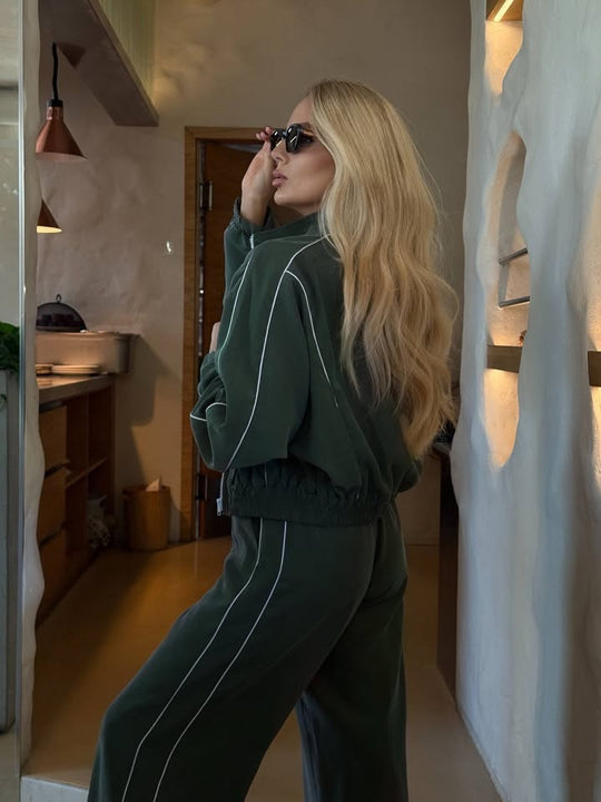 Damen kurzes Samt-Zip-Hoodie mit Tunnelzug und fließender Palazzo-Jogginghose Eichborn Berlin