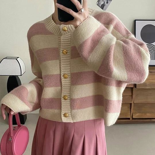 Damen Strickjacke mit dekorativem Streifenmuster und goldenen Knöpfen EB