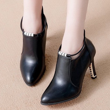 Damen Ankle-Boots mit spitzer Zehenform, funkelndem Strassriemen und skulptiertem Metallabsatz EB