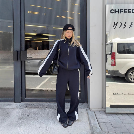 Damen gekürztes Zip-Hoodie mit elastischem Saum und hochgeschnittener High-Waist-Lounge-Jogginghose aus softem French-Terry Eichborn Berlin