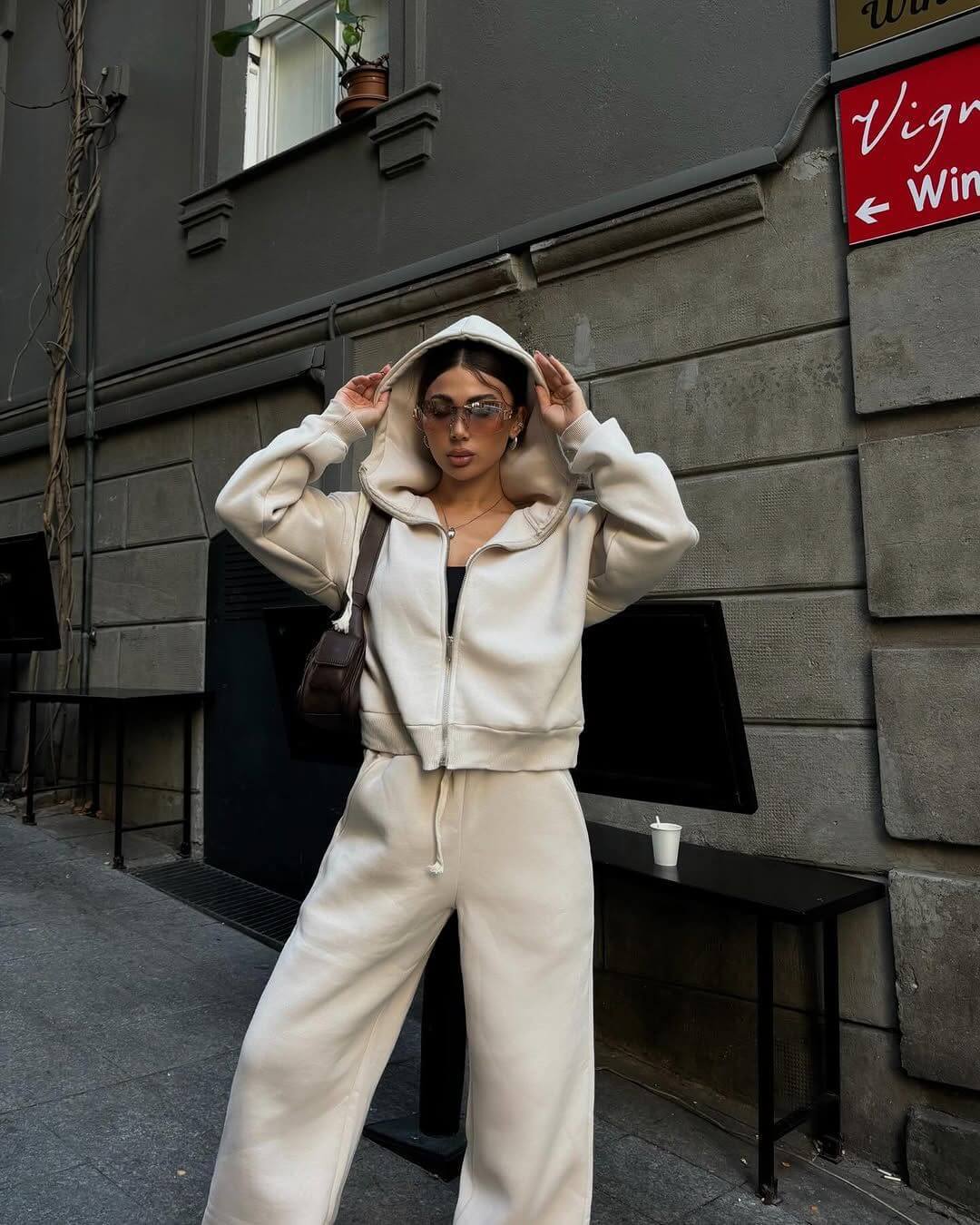 Damen Baumwoll-Mix Cropped Zip-Hoodie mit oversized Kapuze und High‑Waist Wide‑Leg Sweatpants Eichborn Berlin