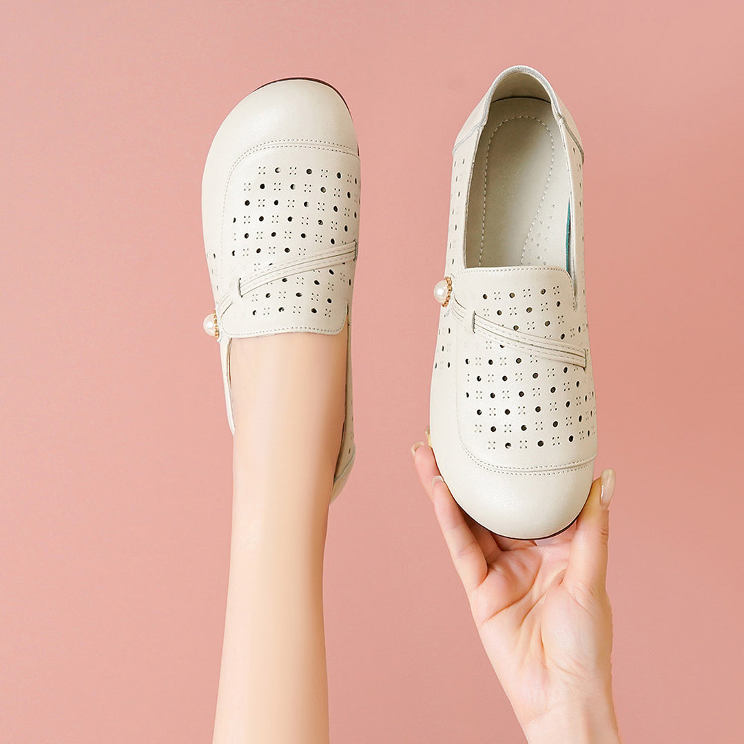 Damen Mokassins mit modischem Lochdesign und elegantem Schmuckdetail EB