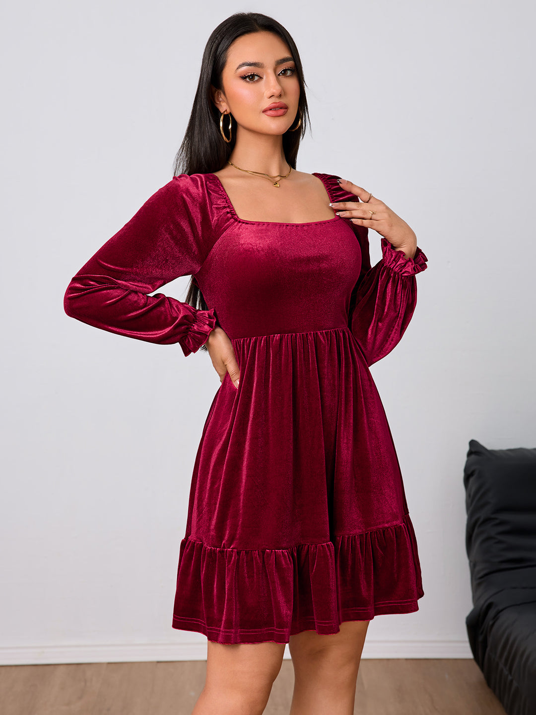 Damen Samtkleid mit quadratischem Ausschnitt, gerafften Puffärmeln und stufigem Tellerrock Eichborn Berlin