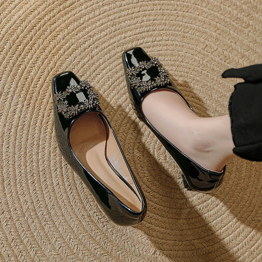 Damen elegante Pumps mit luxuriösem Schmuckdetail und komfortablem Blockabsatz EB