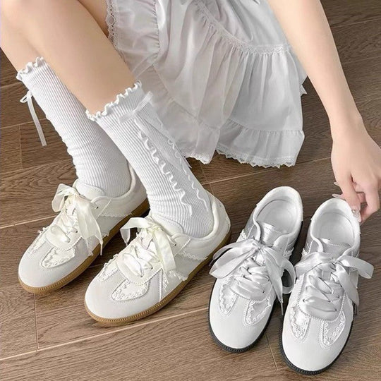 Damen Sneakers mit elegantem Satinband und feinen Häkelverzierungen EB