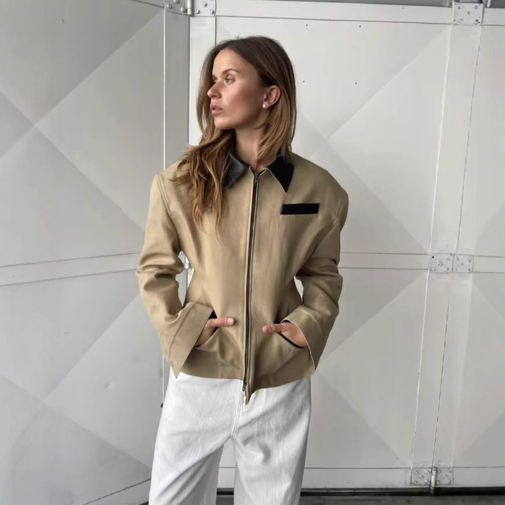 Damen Designer Steppjacke mit aufregendem Kontrastkragen und minimalistischen Taschen EB