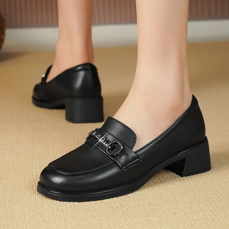 Damen Elegante Mokassins mit modischem Kettendetail und bequemem Blockabsatz EB