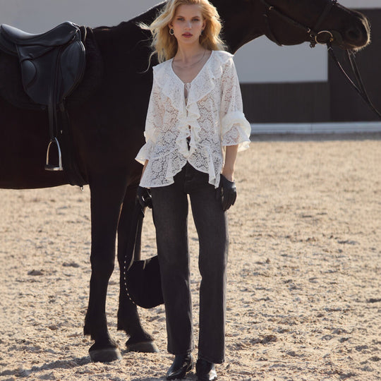 Damen Bluse mit voluminösen Rüschen und feiner Spitze EB
