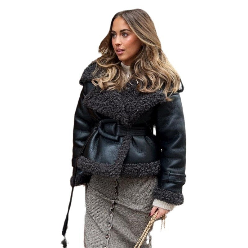 Damen Kunstlederjacke mit teddyähnlicher Innenausstattung und eleganter Gürtelbindung EB