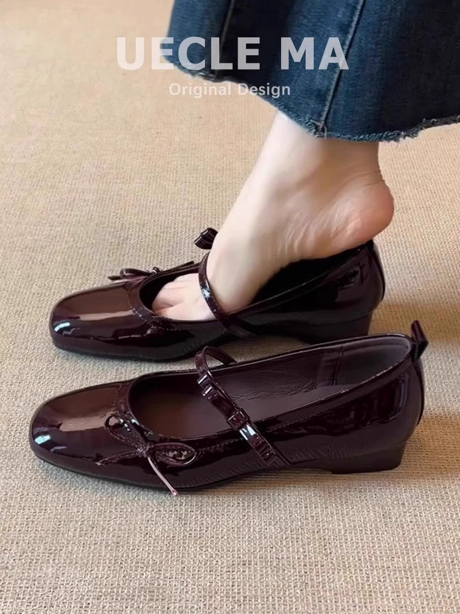 Damen Ballerina-Schuhe mit schimmernder Oberfläche und verspieltem Riemen EB
