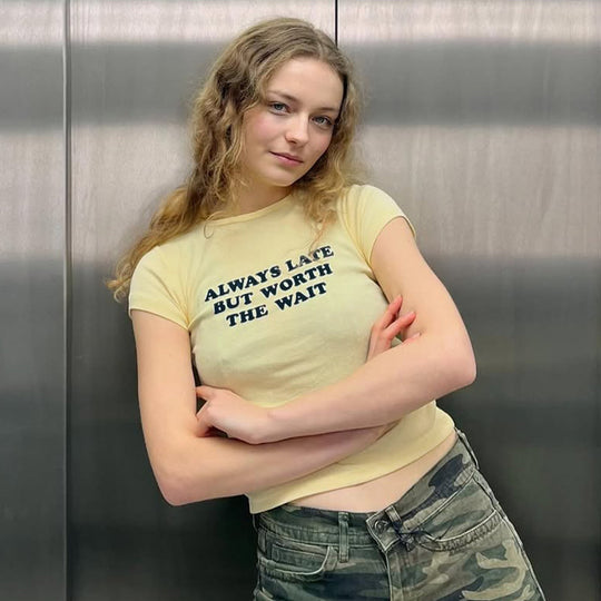 Damen Kurzes Statement T-Shirt mit Rundhalsausschnitt EB