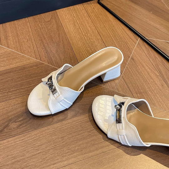 Damen Sling-Pumps mit elegantem Kettenakzent und modischem Schlangenlederdesign EB