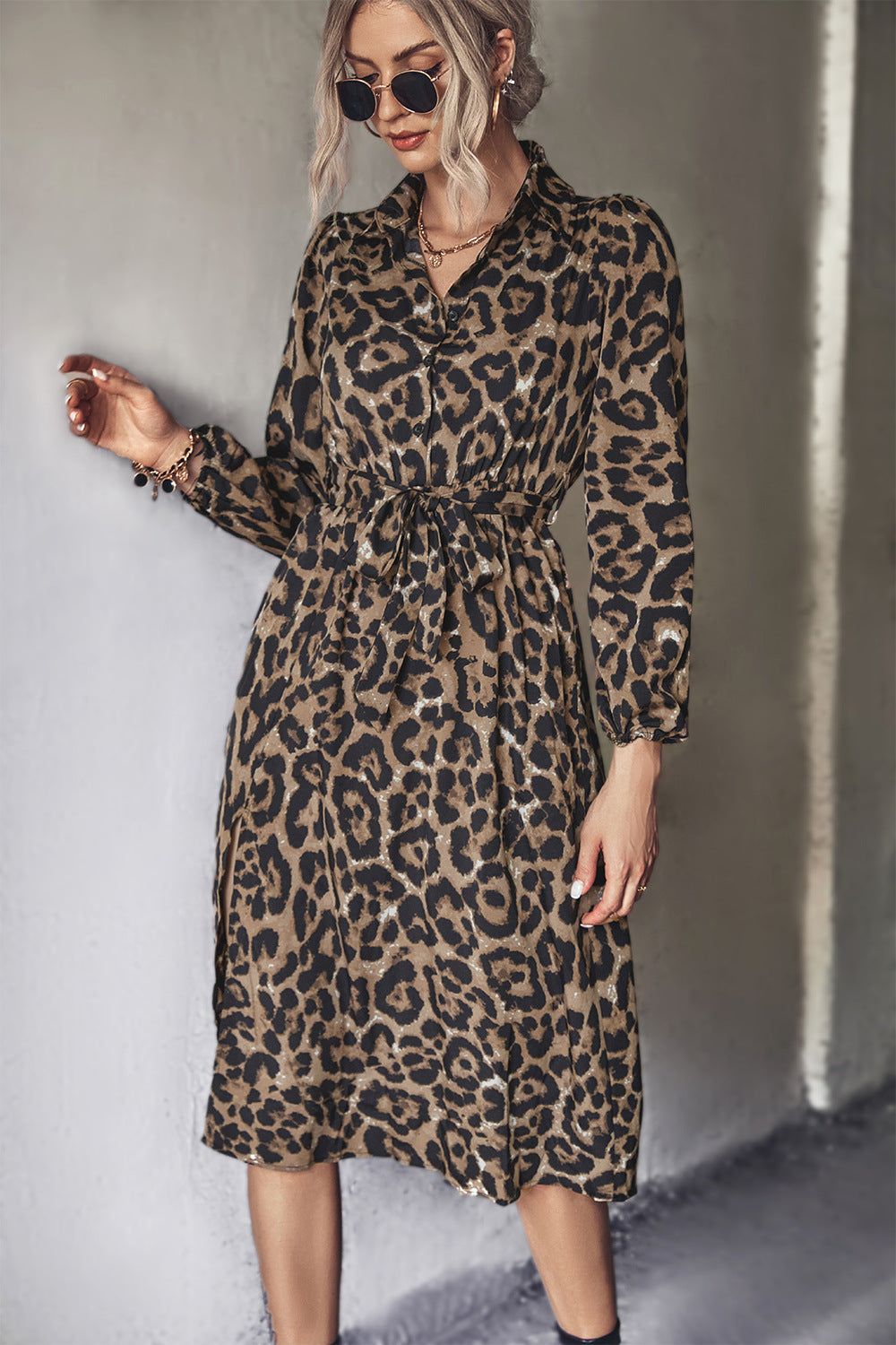 Damen Midi-Kleid mit modernem Leopardenmuster und elegantem Schlitz EB