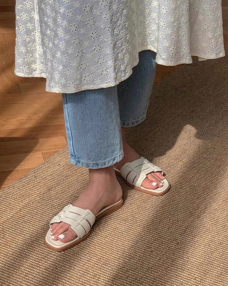 Damen Flache Riemensandalen mit geflochtenem Design und ergonomischem Fußbett EB