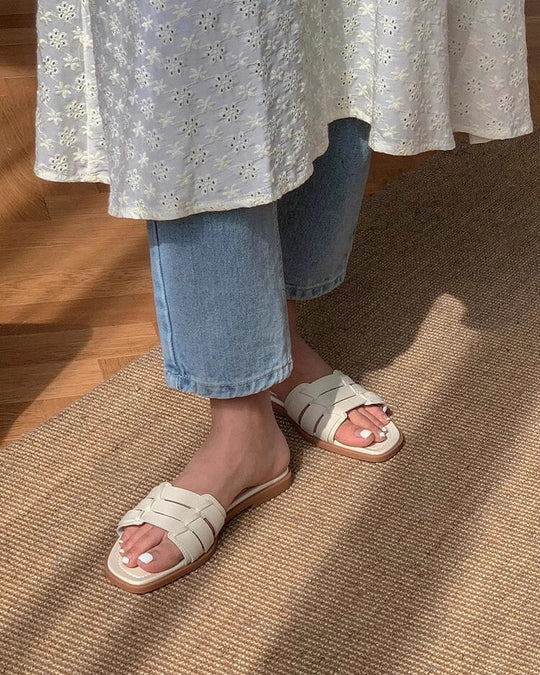 Damen Flache Riemensandalen mit geflochtenem Design und ergonomischem Fußbett EB