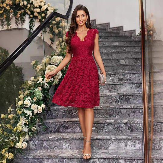 Damen Spitzenkleid mit floralen Applikationen und tiefem V-Ausschnitt EB