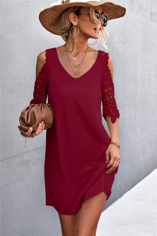 Damen luftiges Minikleid mit Spitzeneinsatz und elegantem V-Ausschnitt EB