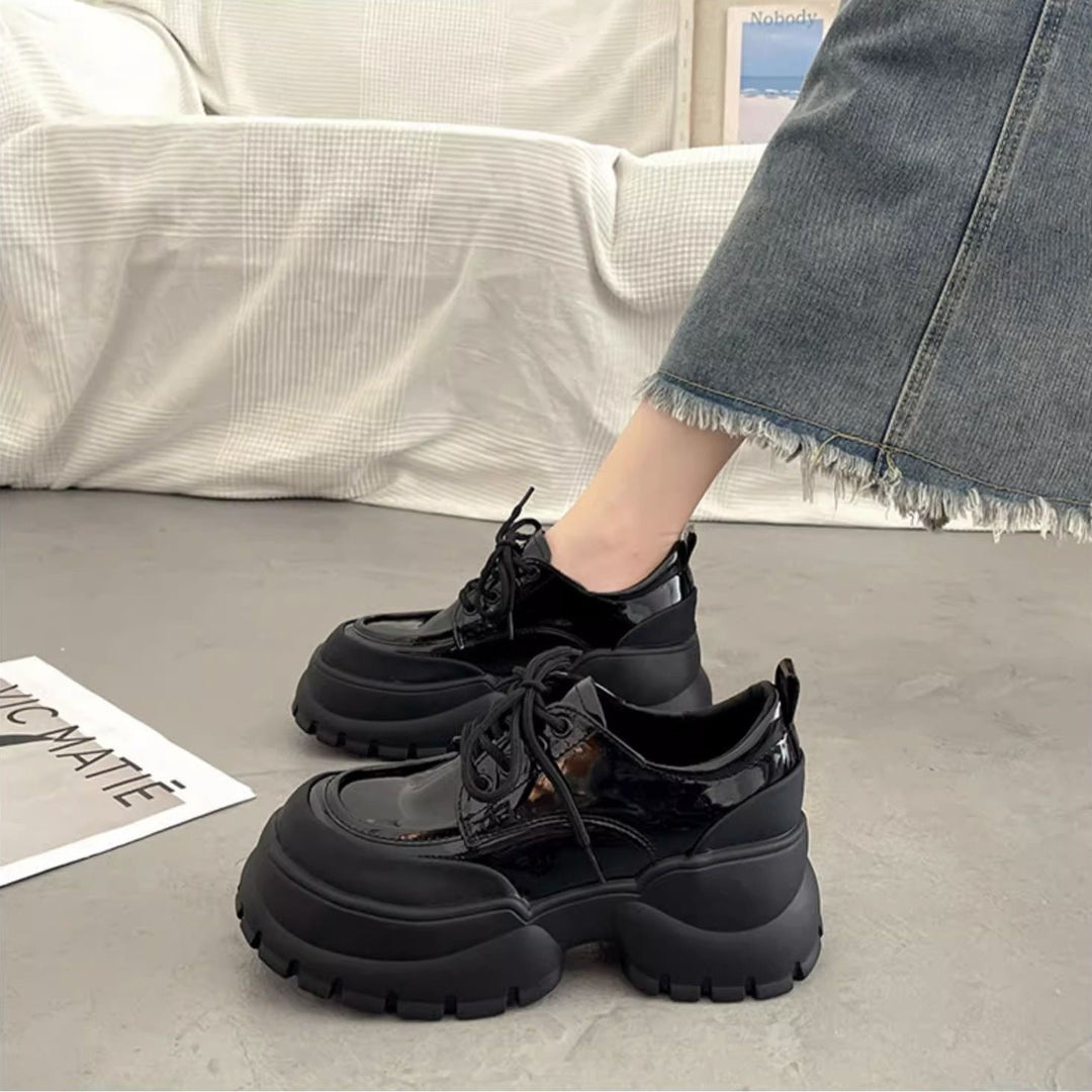 Damen Sportliche Lack Sneakers mit robuster Plateausohle und modischem Design EB
