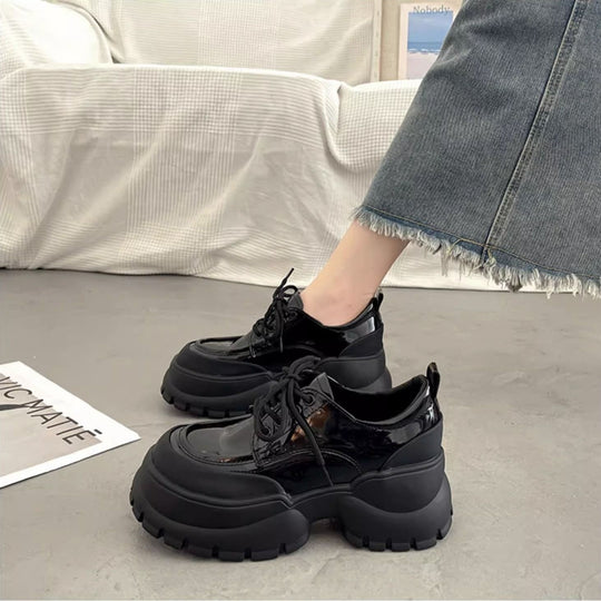Damen Sportliche Lack Sneakers mit robuster Plateausohle und modischem Design EB