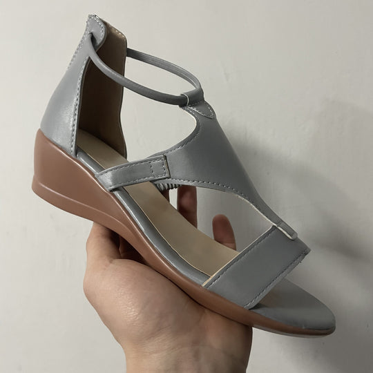 Damenschuhe mit Riemchen und moderner Silhouette sowie bequemer Keilsohle EB