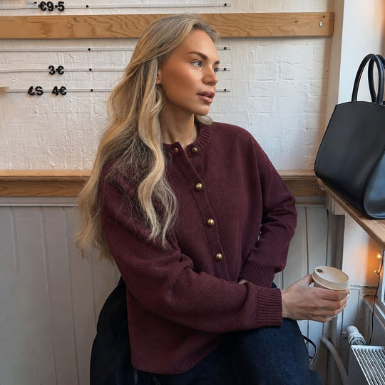 Damen kastiger Feinstrick-Cardigan mit goldfarbenen Zierknöpfen und gerippten Bündchen Eichborn Berlin