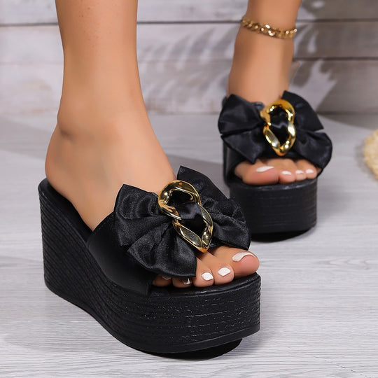 Damen Wedge-Pantoletten mit dekorativem Schleifen-Detail und goldener Kettenapplikation EB