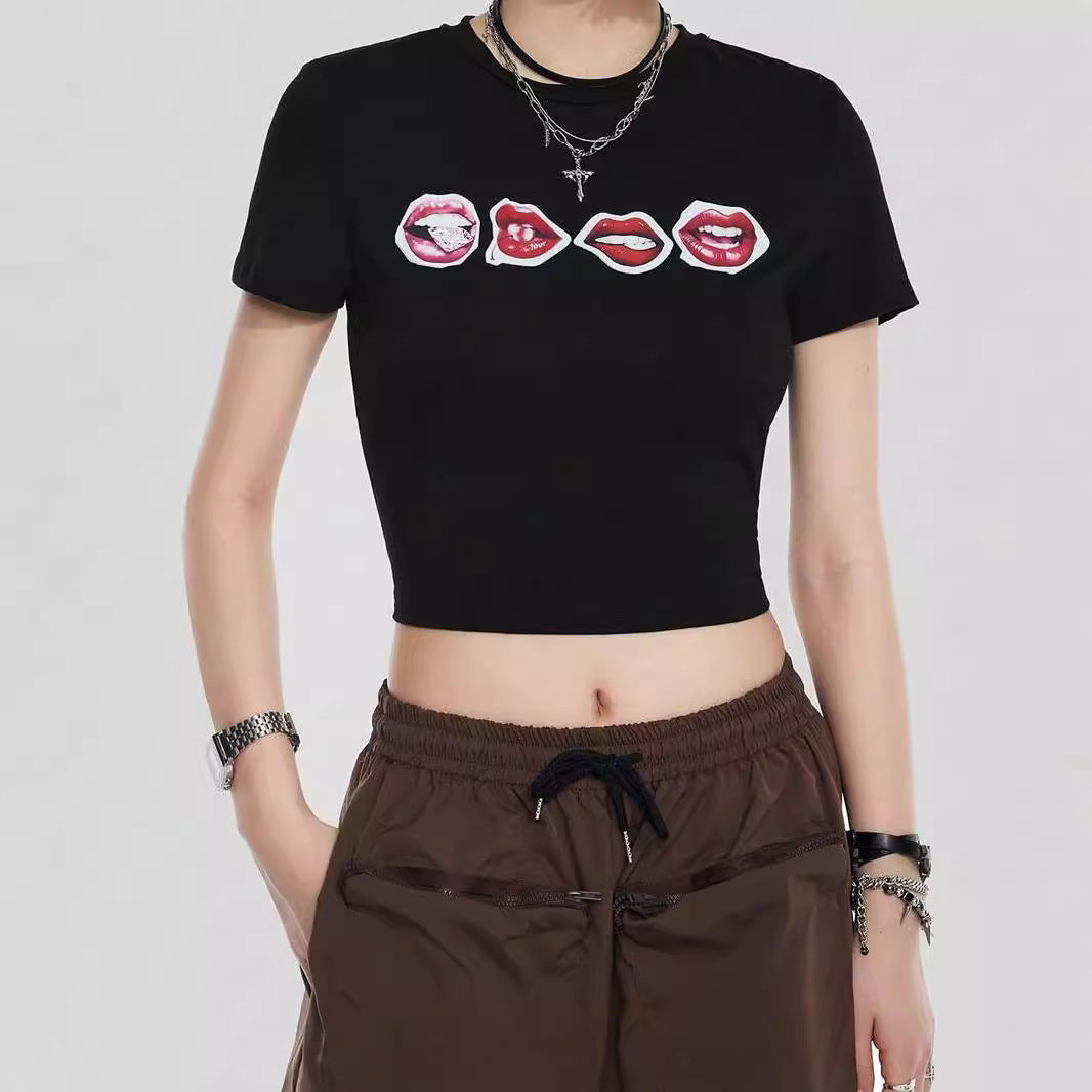 Damen Crop-T-Shirt mit kreativem Lippenmotiv und figurbetontem Schnitt EB