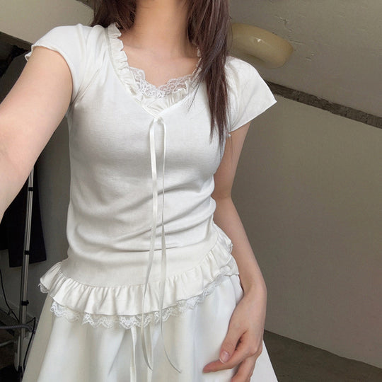 Damen Elegantes Rüschentop mit femininer Schnürung und zarten Spitzenakzenten EB