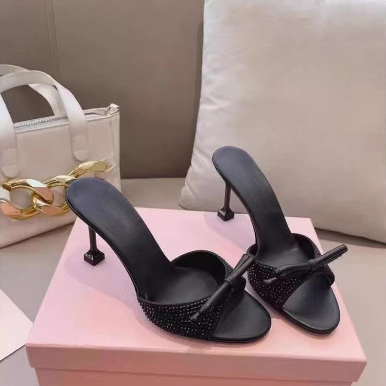 Damen Elegante High-Heel Mules mit funkelndem Kristallbesatz und goldener Zierschleife EB