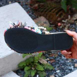 Damen Pantoletten mit floralem Design und eleganten Perlen EB