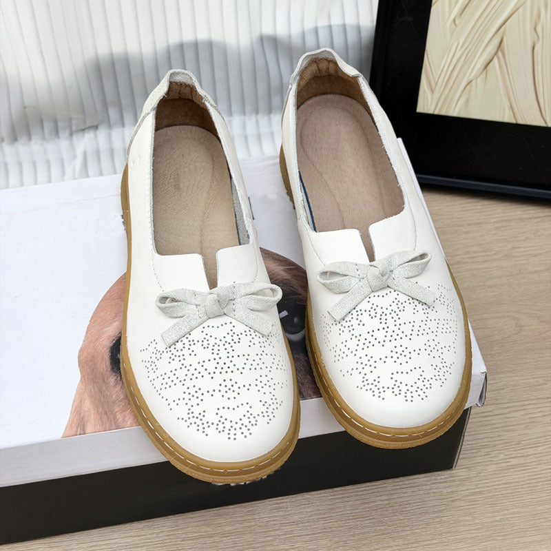 Damen Mokassin-Schuhe mit modischem Schnitt und perforierten Details EB