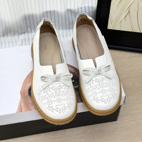 Damen Mokassin-Schuhe mit modischem Schnitt und perforierten Details EB