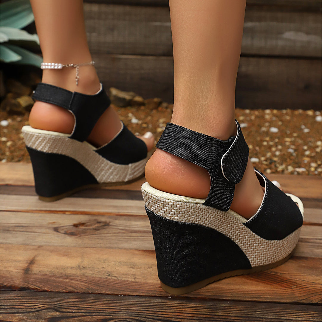 Damen Wedge-Sandalen mit breiten Riemen und luftigem Design EB