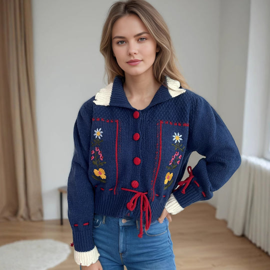 Damen Strickjacke mit floralen Stickereien und dekorativen Knöpfen EB
