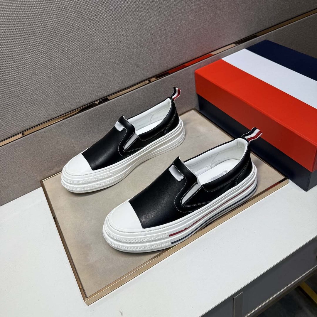 Damen Komfortable Slip-On Sneakers mit modischem Design und raffiniertem Sohlenprofil EB