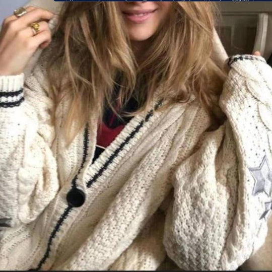 Damen Grobstrickjacke mit Sternen-Details und dekorativen Knöpfen EB