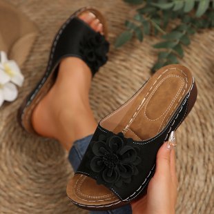 Damen Offene Zehen-Pantoletten mit Blumenapplikation, perforiertem Obermaterial und ergonomischer Keilsohle EB