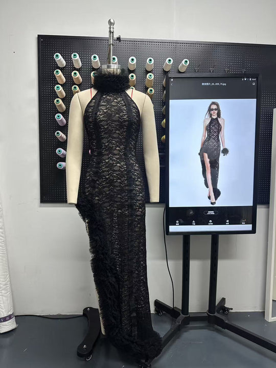 Damen Elegantes Spitzenkleid mit voluminösen Rüschen und transparenten Details EB