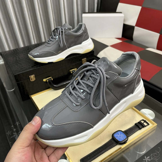 Damen Elegante Sneakers mit hochglänzender Oberfläche und dämpfender Laufsohle EB
