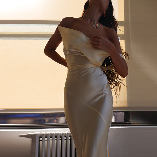 Damen Elegantes Satin-Maxikleid mit asymmetrischem Oberteil und fließendem Schnitt EB