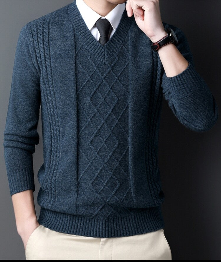 Herren V-Ausschnitt Pullover im modernen Zopfmuster EB
